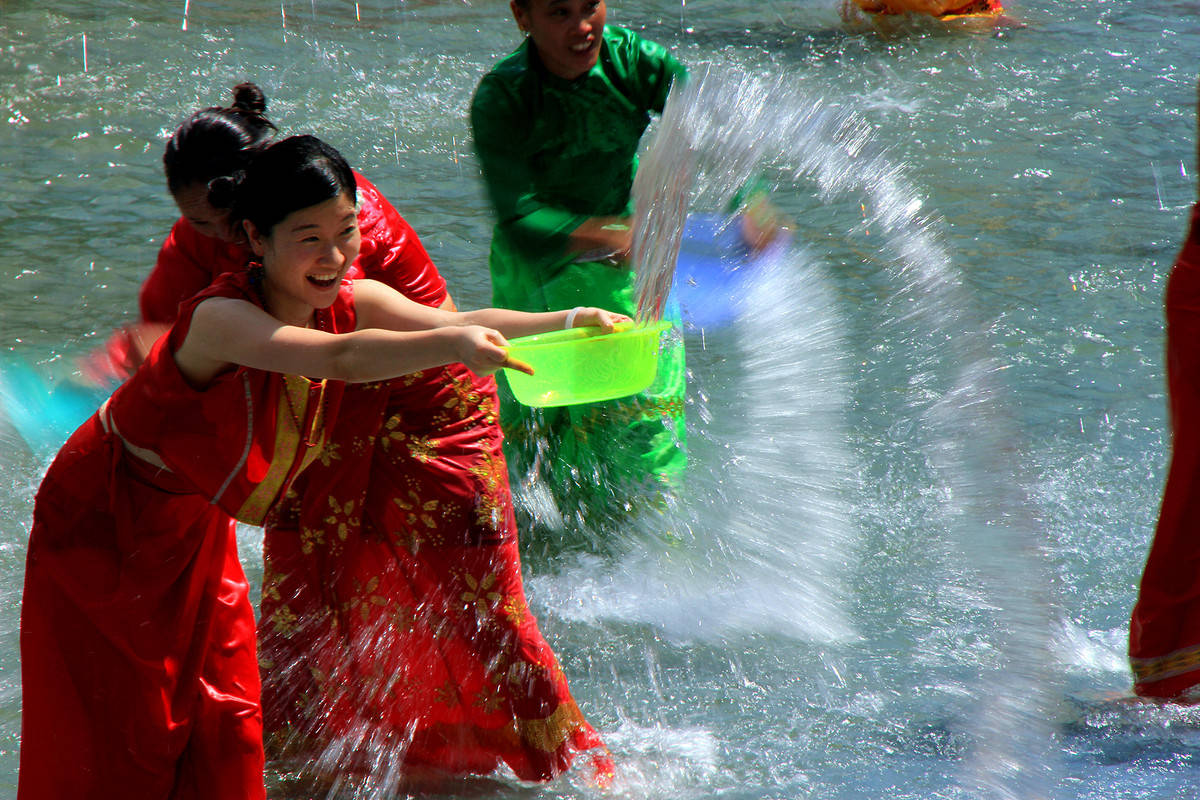 傣族的泼水节很诱人,关于泼水节的美丽传说更加诱人,你可晓得?