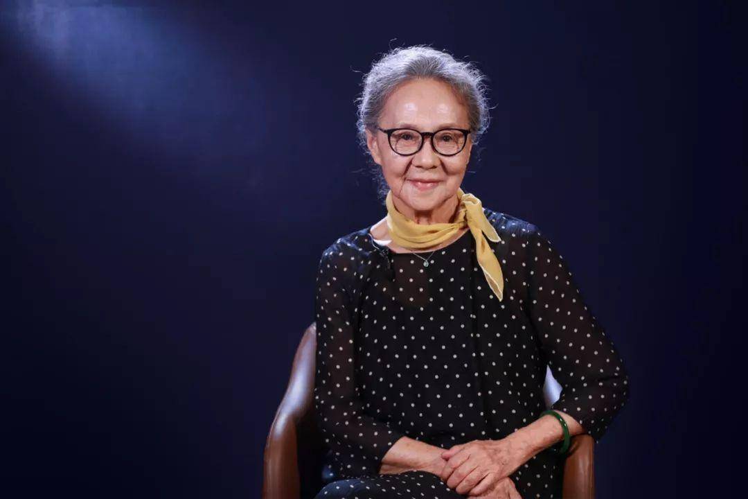 原创"国民奶奶"吴彦姝老得优雅,穿衣朴素气质却高贵,活成奶奶典范