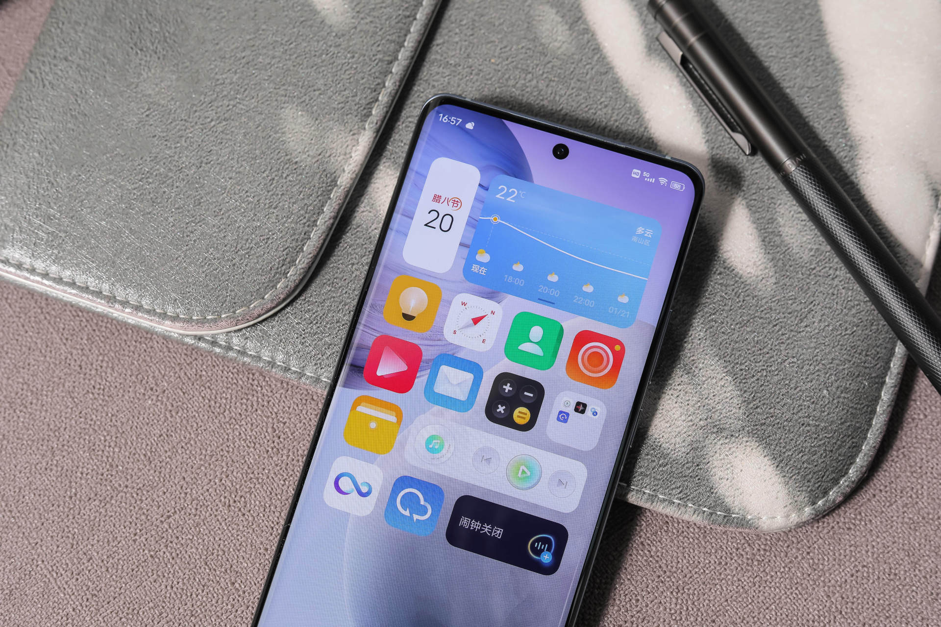 此外,vivo x60 pro 屏幕上方正中央有一枚仅3.