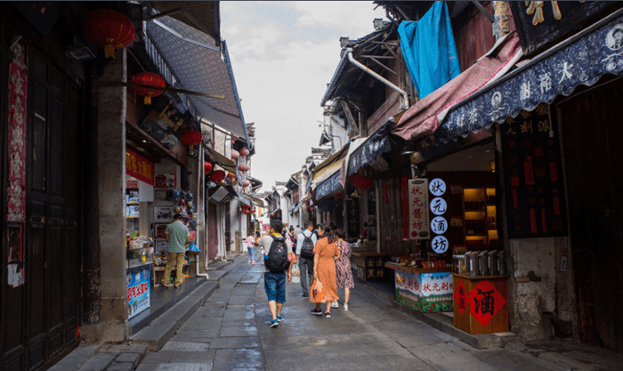 黄山中心城区有一条古老商业街，有“小上海”之称，是徽商发祥地