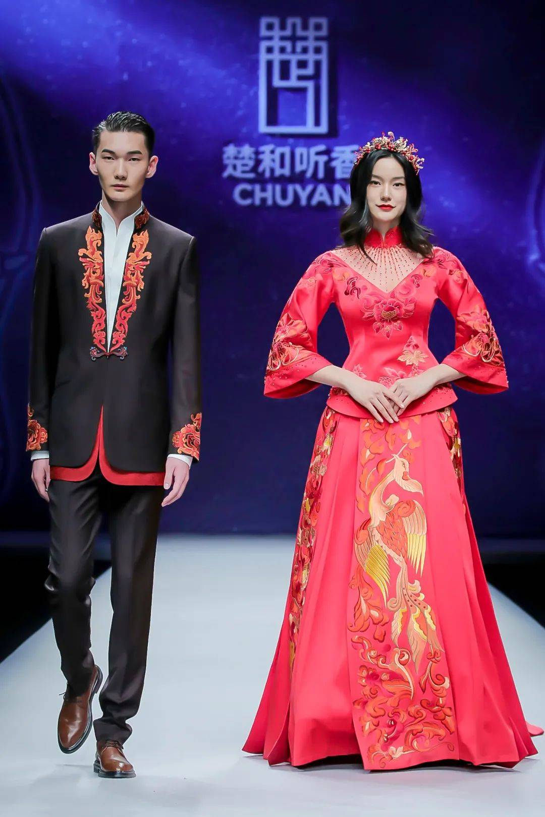 于传承中创新既保留了传统婚服的气韵又融入了时尚设计感