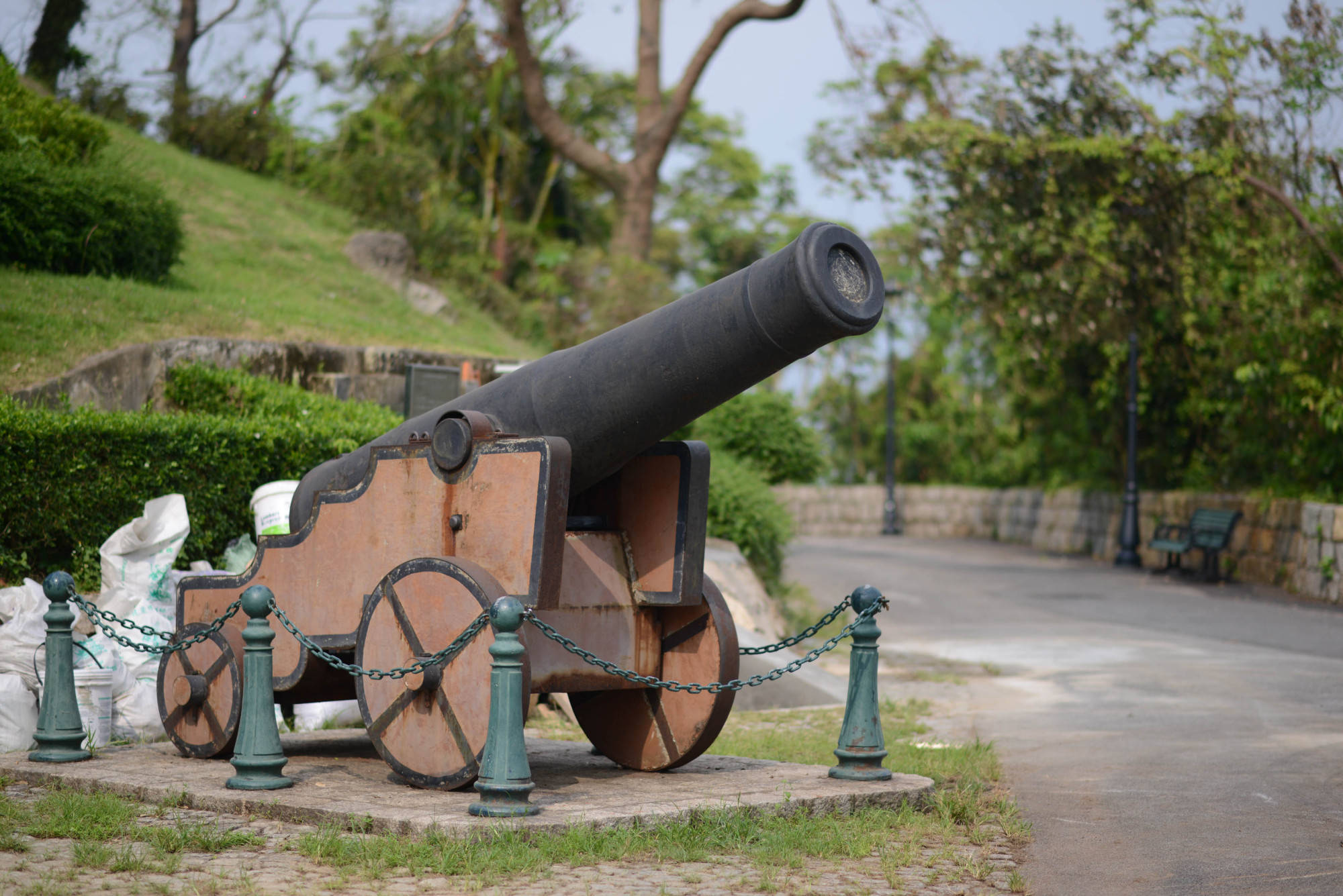 中国海岸第一座现代灯塔,藏在澳门半岛的最高处,见证历史沧桑_炮台