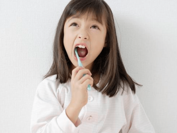 5岁宝宝因"口臭"被小朋友嫌弃,送医院检查后,竟然取出这东西_孩子