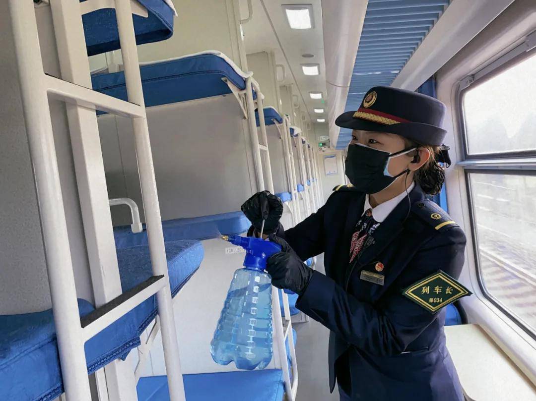 图为23岁的北京一队k180次列车长宋艺洁在车内喷洒消毒液.