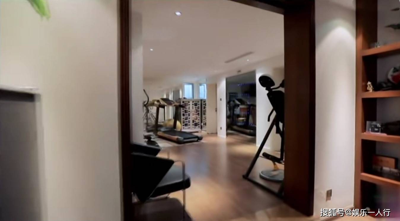 走进"豪门阔太"张萌的豪宅!拥有超大私人影厅,星空顶太梦幻了