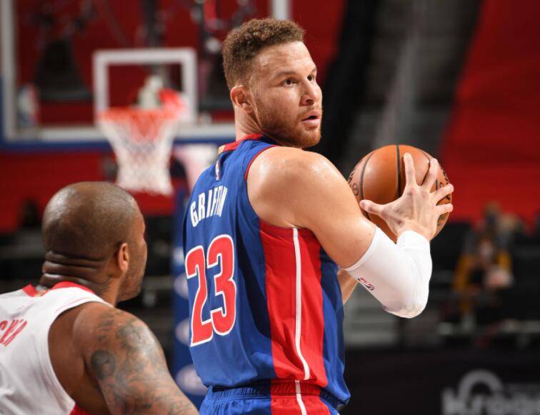 火箭首节领先13分,考辛斯首发全能,塔克手感火热_活塞