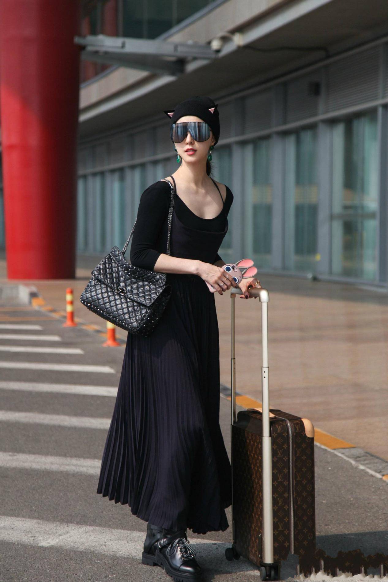 女星机场有多心机范冰冰穿得远看像裙近看是裤果然抢镜