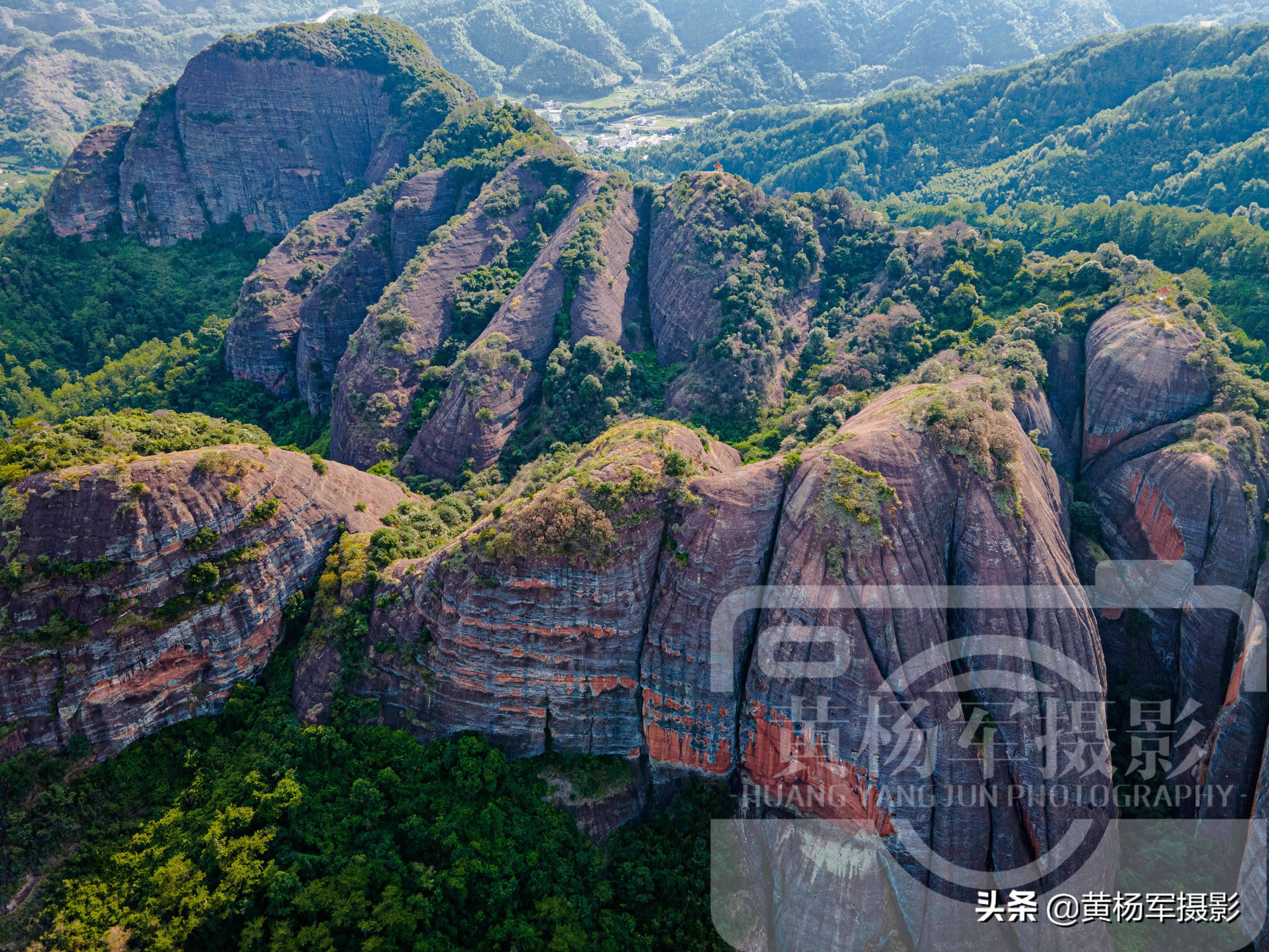 广东丹霞地貌由九个山峰组成，风景原始险峻，距韶关市100公里