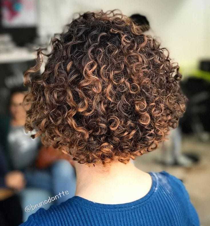 全头烫可以让每根头发都由直发变成卷发 ,这样就可以改变发量稀少的