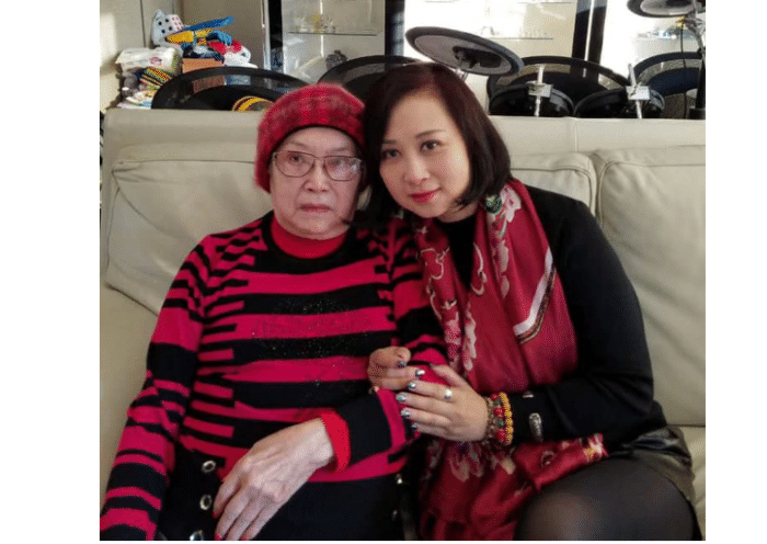 李香琴设灵众星哀悼,周星驰刘德华周润发等百人送花圈吊唁_女儿