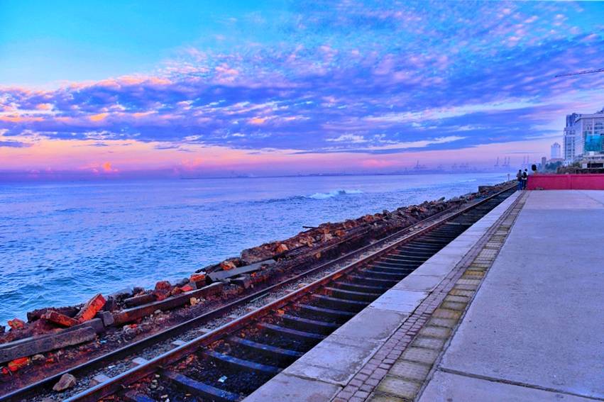 斯里兰卡小火车旅行，漂浮在海上，唯美浪漫，很受中国游客喜欢