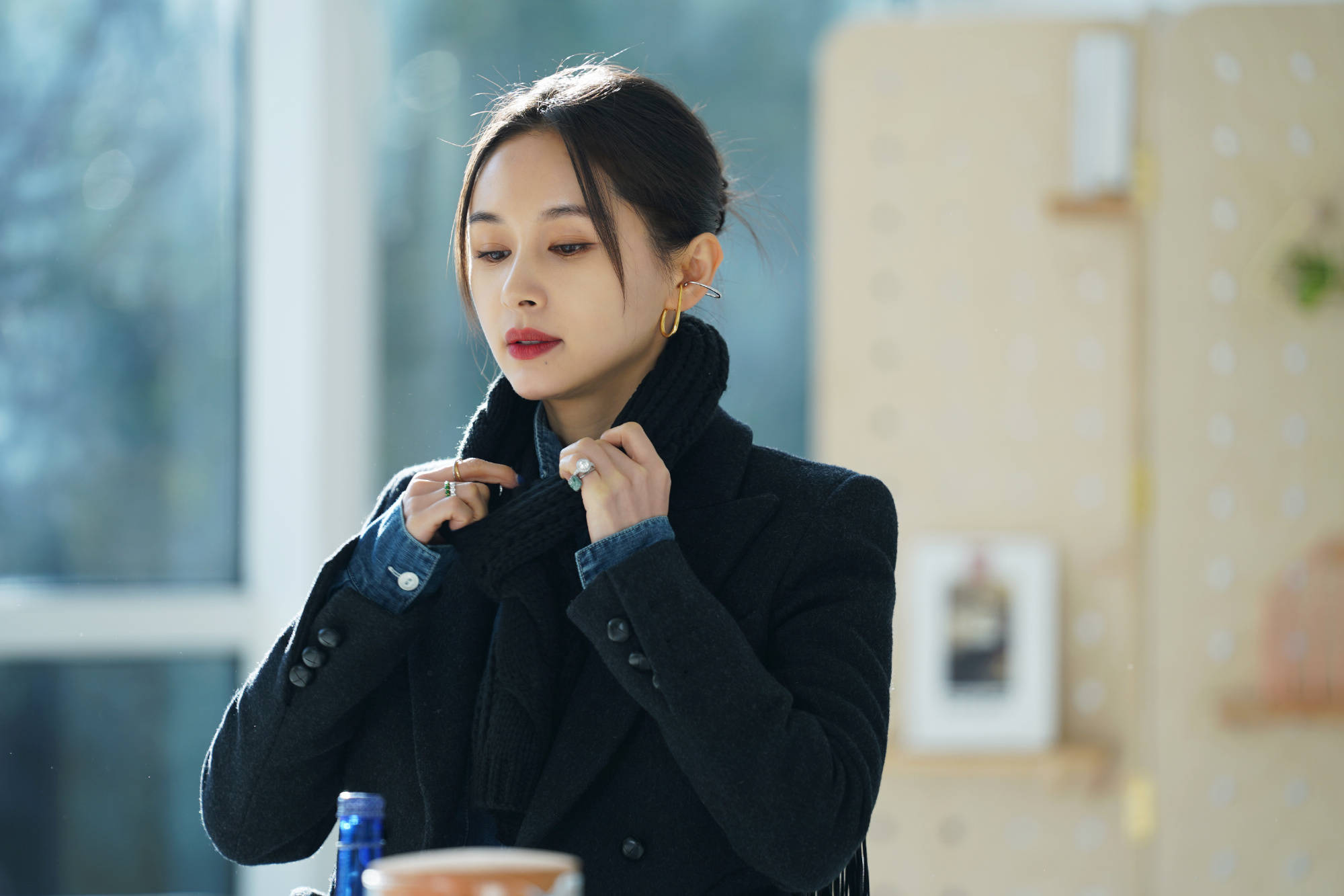 王子文《怦然再心动》酷飒look"出征" 约会秘密武器竟是增高鞋垫