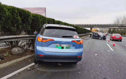 疑似自动紧急制动失效 蔚来es8发生严重追尾事故_搜狐汽车_搜狐网