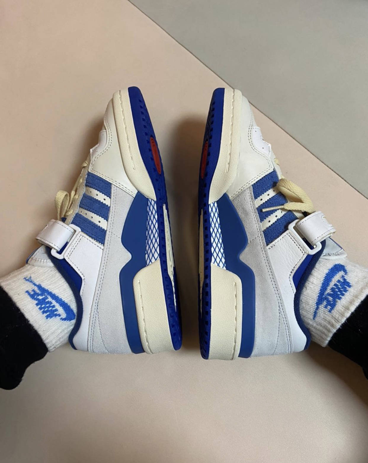 最近超级火的一双鞋adidas originals forum 84 low og"bright blue"