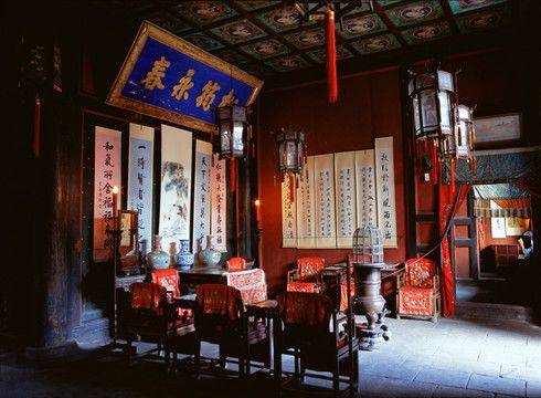 大户人家的厅堂,讲究严格有序,中规中矩,以正厅中轴线为基准,采用成组