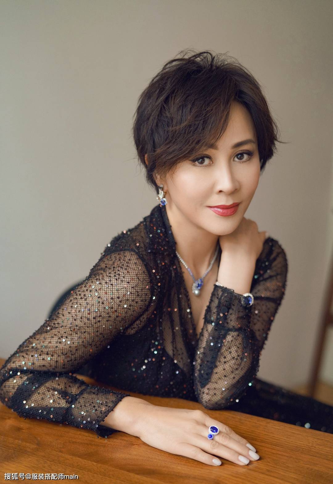 55岁刘嘉玲太精致,亮片纱裙配蓝宝石项链,这才是真正的贵妇气质