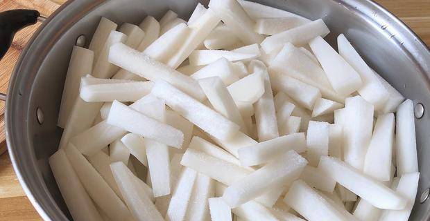 【具体做法】 1, 白萝卜洗净,去皮,切成条状,要用白皮萝卜才好吃.