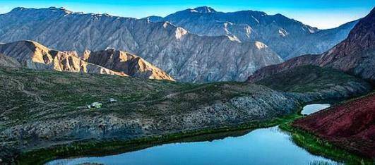 黑龙江最大的高山堰塞湖，被誉为北方西湖，还是重点风景名胜地区