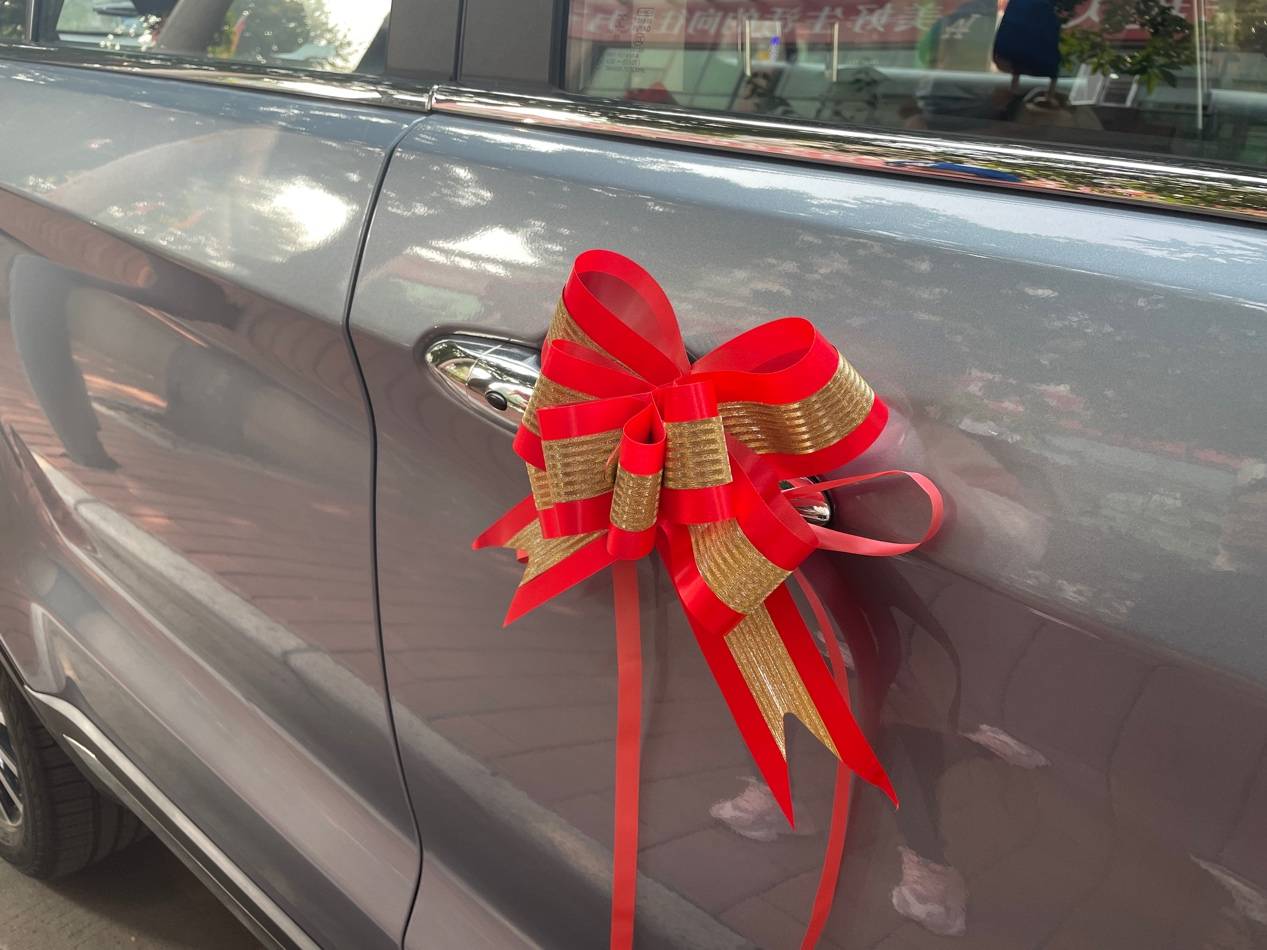 贴完大红花还找了这么两个角度拍了照,大概是迷恋上了婚车侧身的肌肉