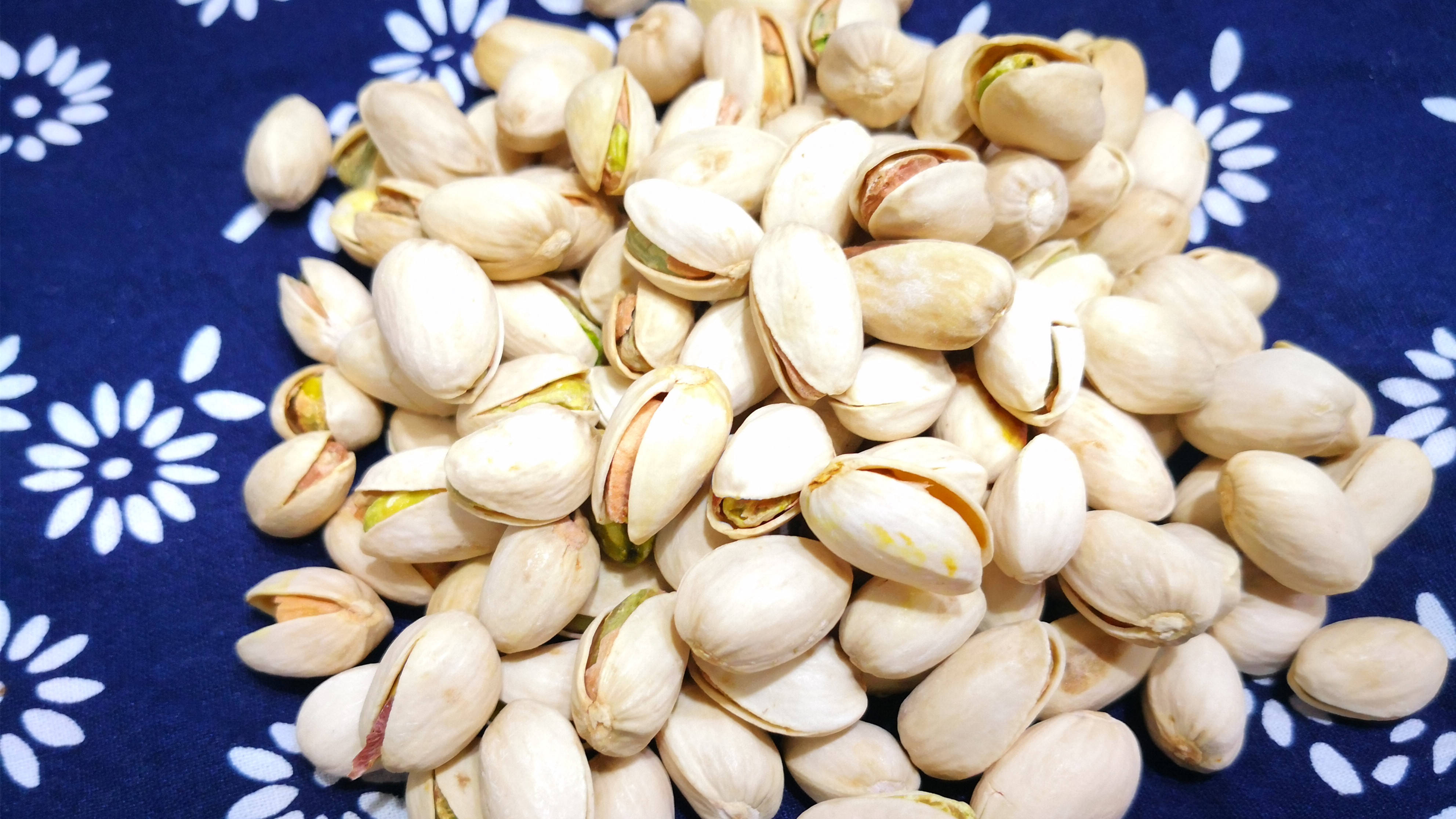 过年买开心果,挑"黄壳"还是"白壳"的?原来还藏着这样的猫腻