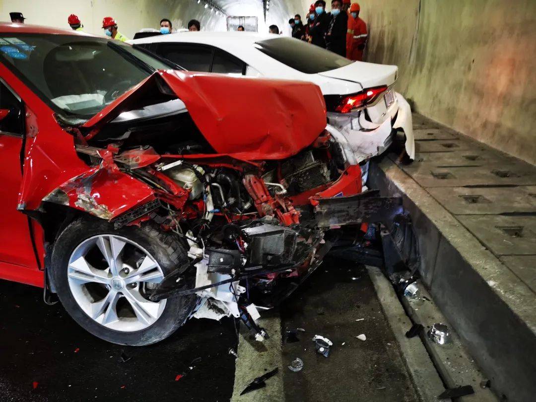 隧道内发生5车连撞,201秒时间竟无人做自救措施