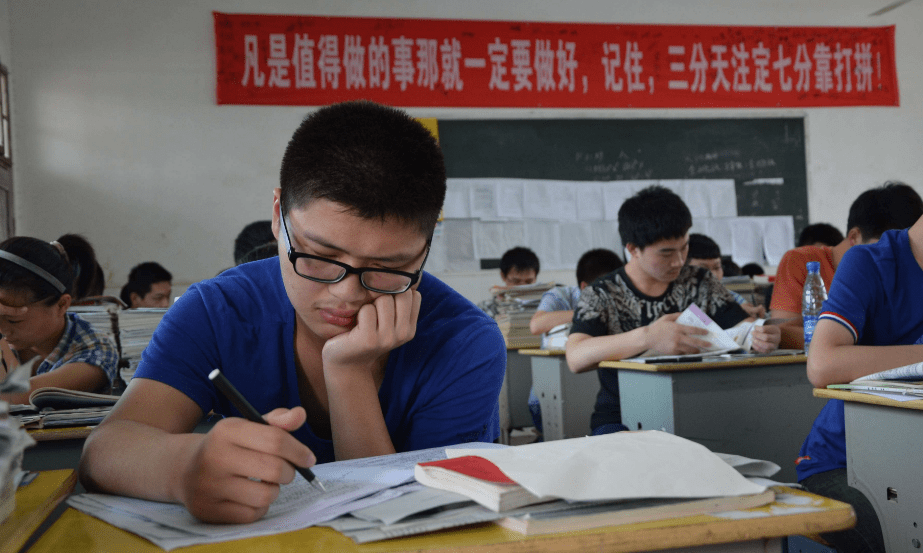 将“差生”放到重点高中,以重点高中的师资能力,学生能逆袭吗?_成绩