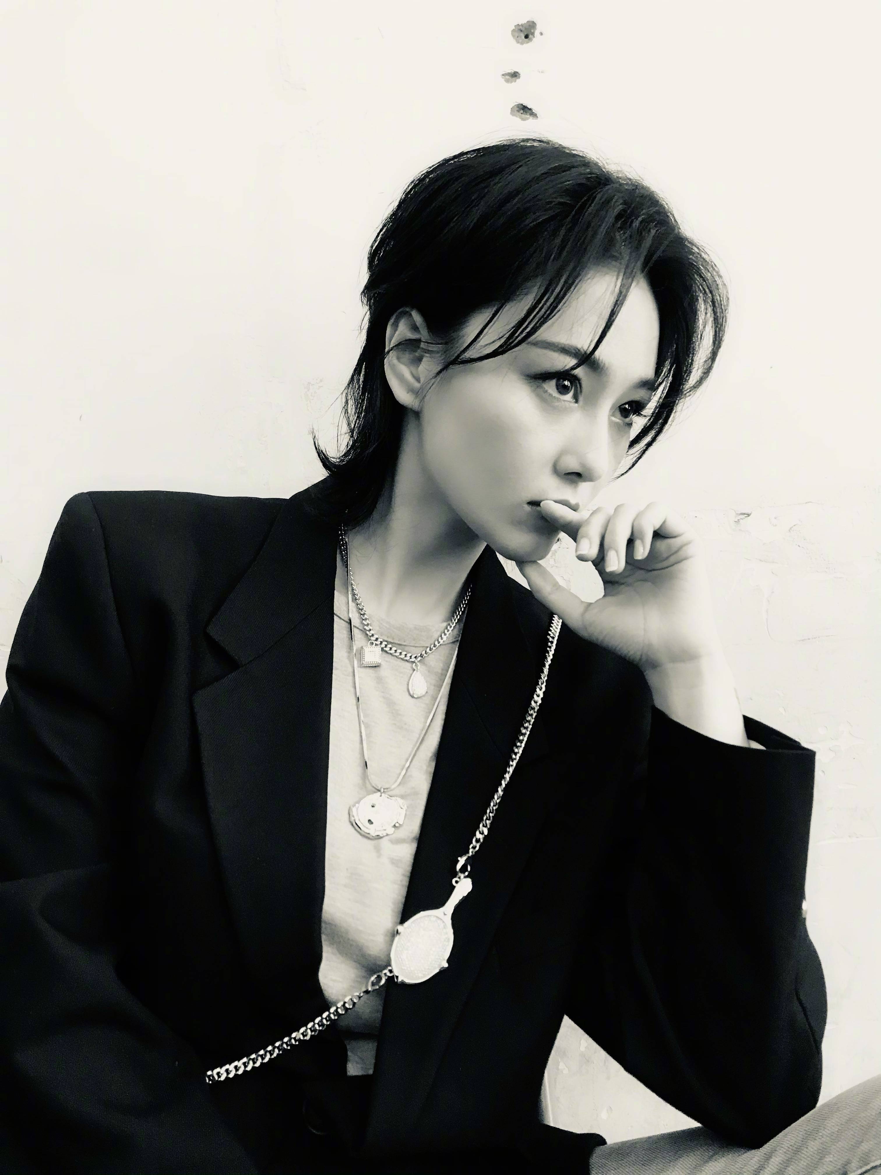 33岁张馨予成熟性感,一袭白色紧身礼裙,凸显妖娆好身材!