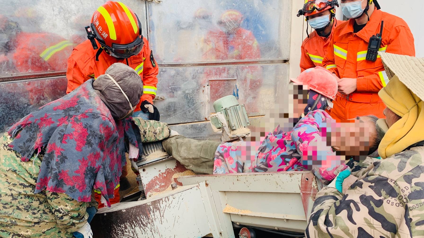 男子腿部不慎卷入传送带内武汉消防紧急救援