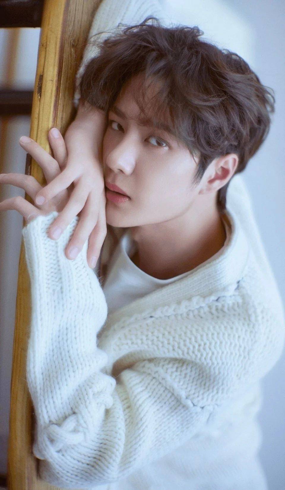 王一博壁纸白衣少年清冷如月穿白衣的一博真的好温柔啊