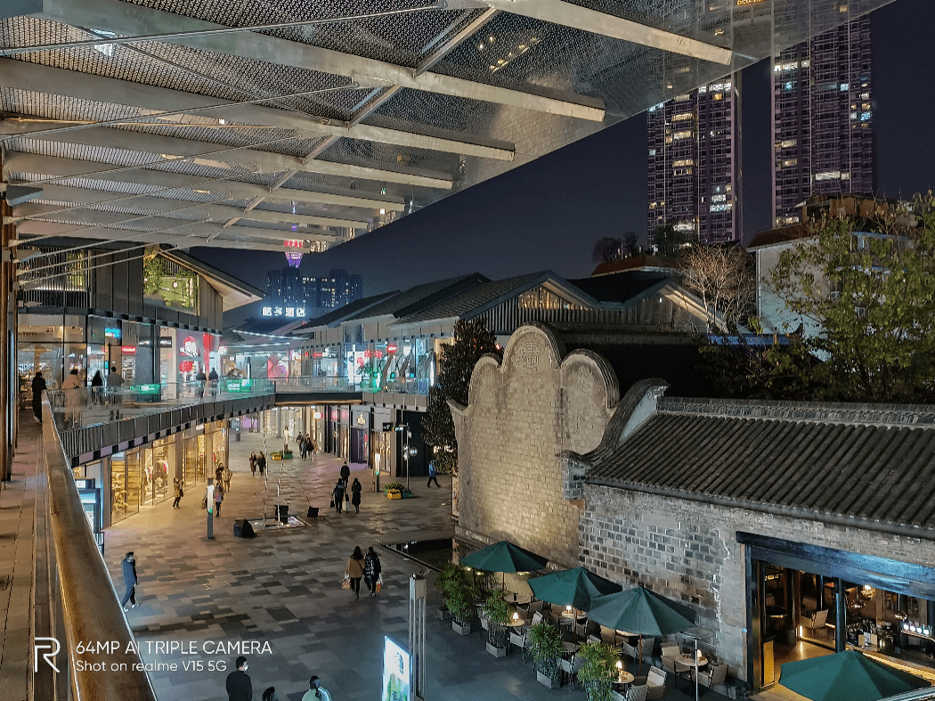 想用千元挑选一款旗舰级拍照的手机?realme v15了解下