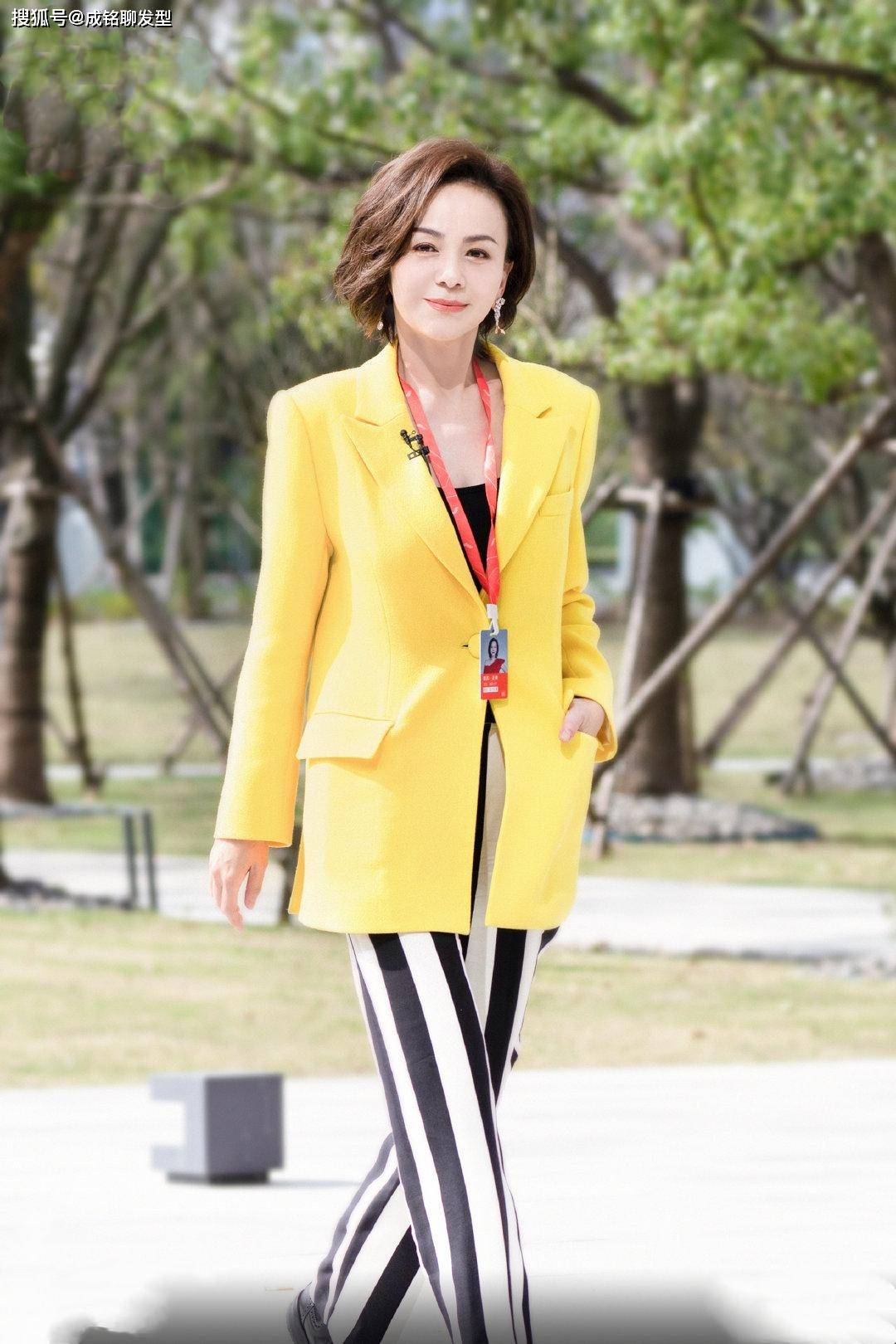 原创"雪姨"王琳保养得真好,干练短发优雅穿搭超减龄,50岁风韵不减