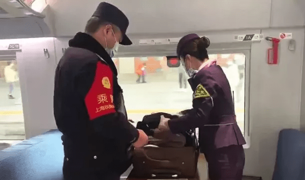 乘客带70万现金坐高铁 下车开箱一看急得他当场报警！