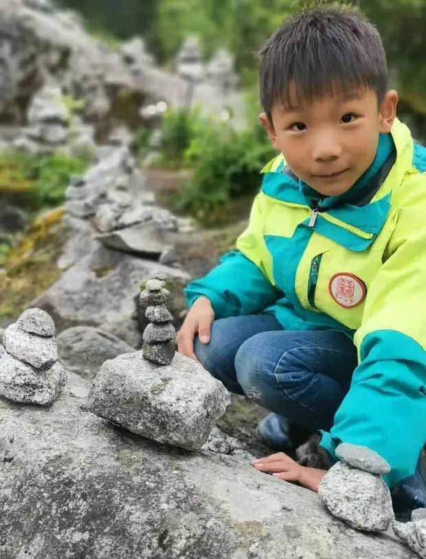 妈妈俯身捡石头再抬头：8岁男孩景区失踪，儿童安全别不放在心上
