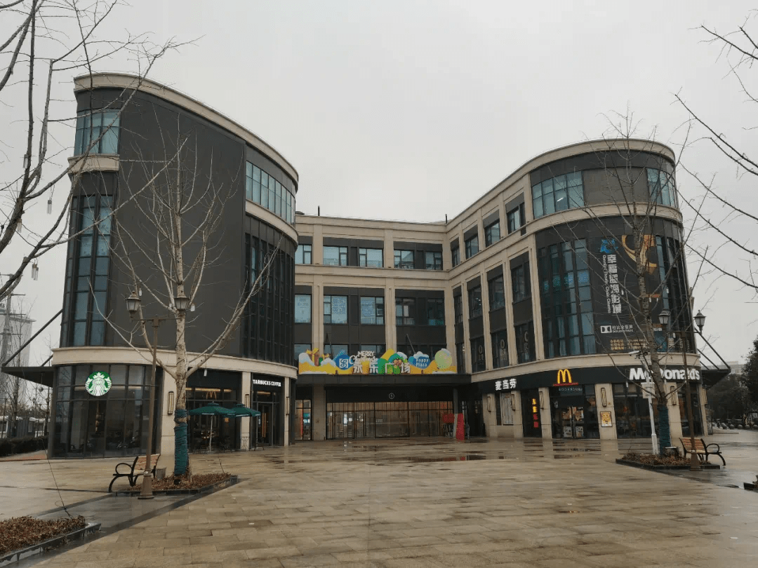 8万方的周浦万达广场(包含有苏宁易购,华润万家等),约10万方的永乐