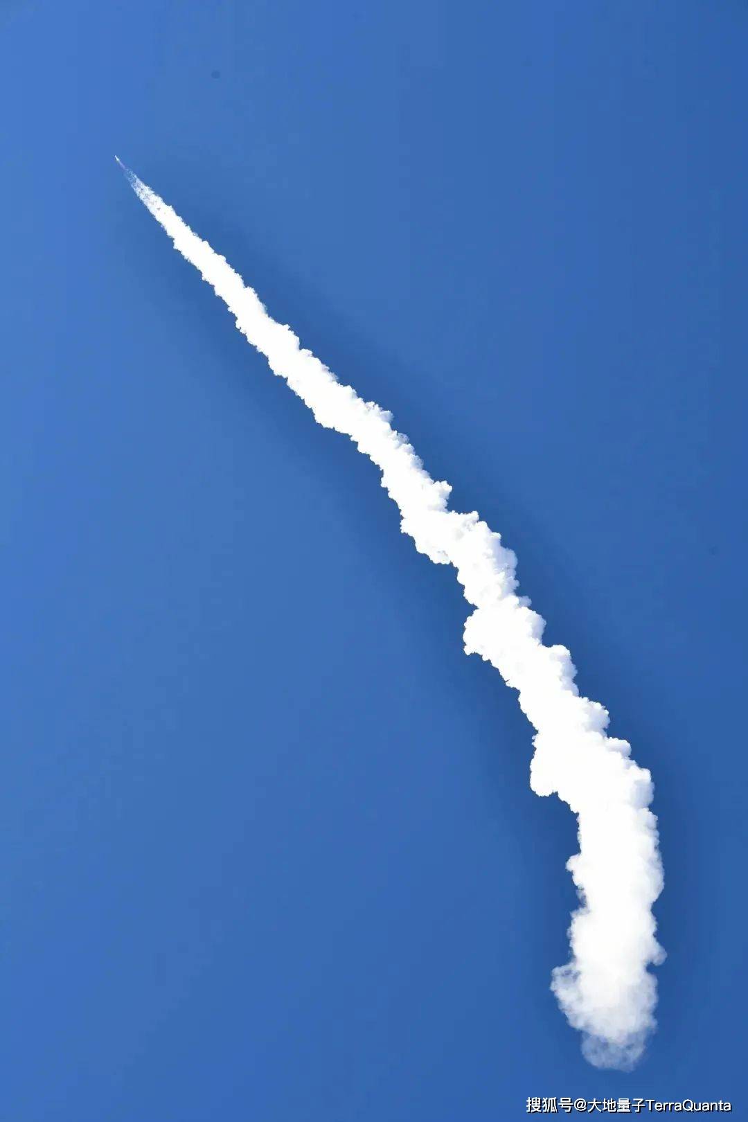 中国成功发射遥感三十一号02组卫星 Spacex猎鹰9号成功发射一箭143星 飞船