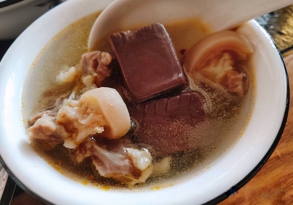 李时珍所著的《本草纲目》中就记载着:"羊食百草可疗百病,肉是十全大