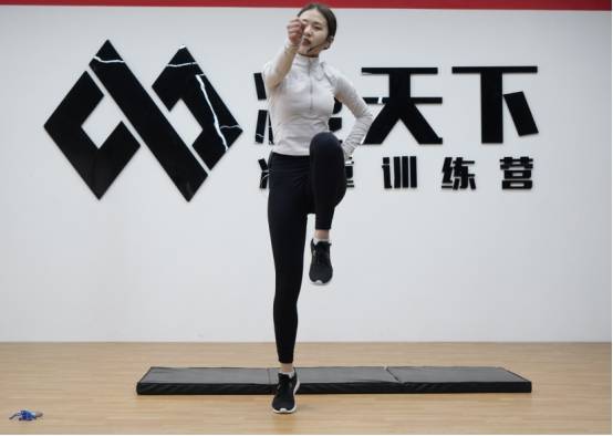 如何拥有一个良好体态 4f84ec2e39ee402fa3f98f6c9c9d74fe.jpeg