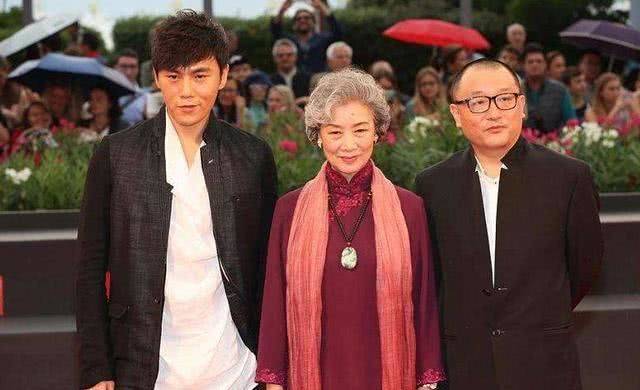 她的儿子吴兵是北影的教授,而她的儿媳妇何琳也是一位影后,她还有一个