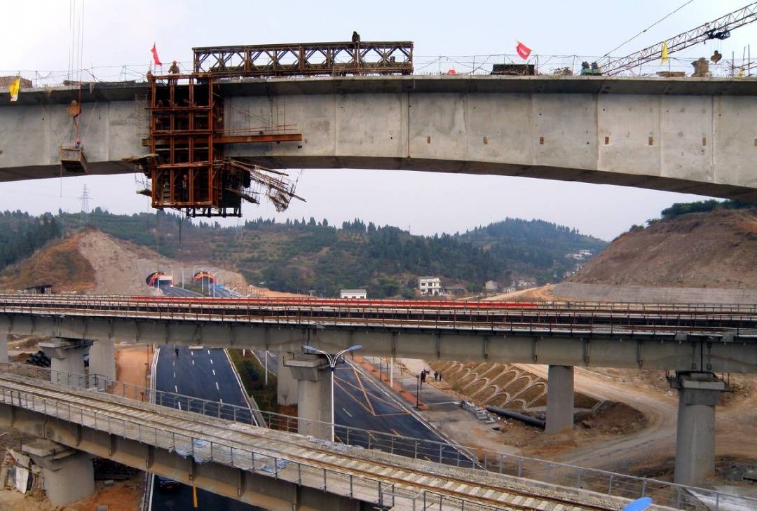 其中,齐岳山隧道是宜万铁路的最难最险的工程,长达10528米.