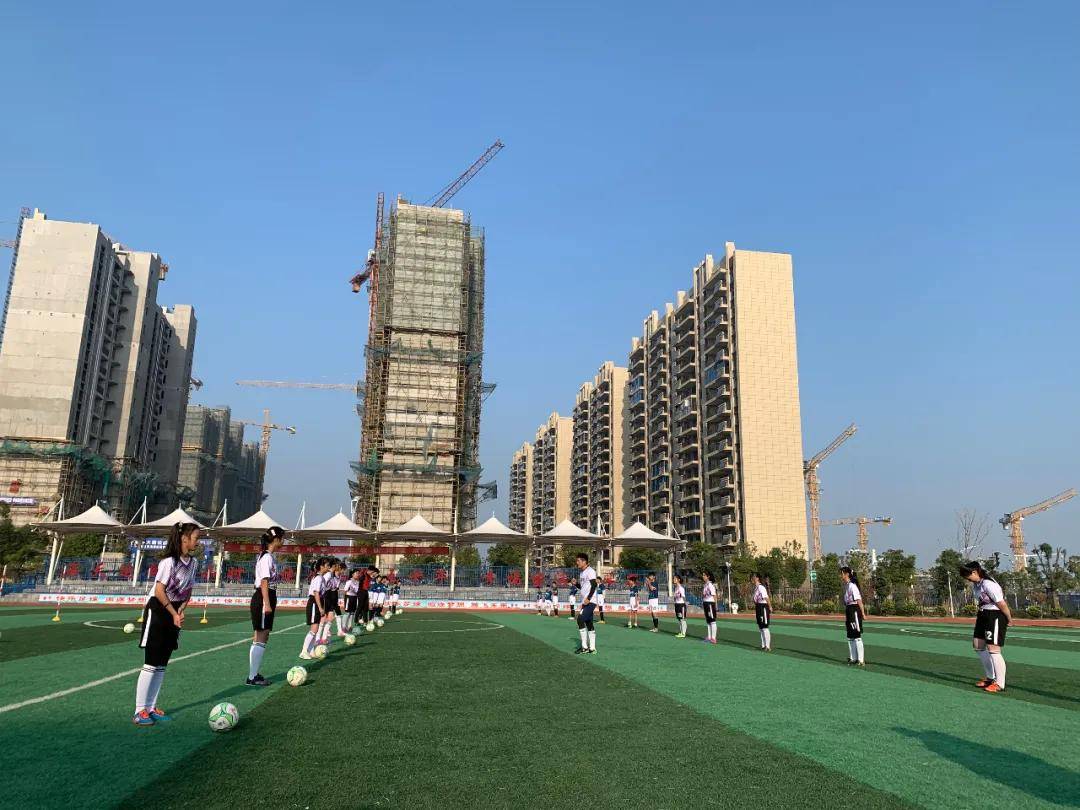 绿茵场上展风采——阜南县玉泉中学足球队