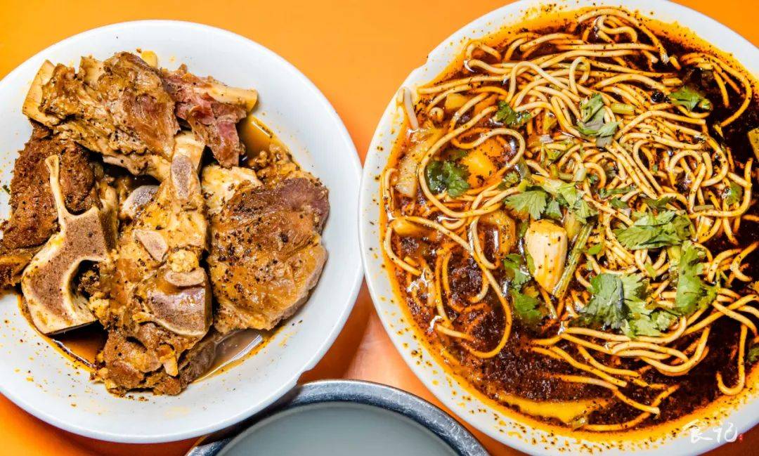 点火冒面,盛牛骨,一碗素面,配上一碗牛骨,不仅能饱腹,更是能让人吃到