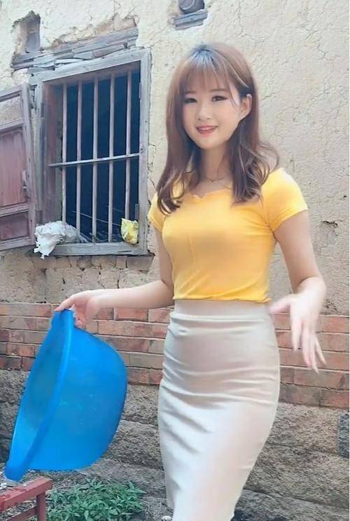 街拍美女：清新的乡下小姐姐，就是一道靓丽的风景，干活很卖力
