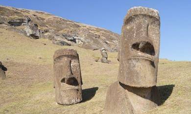 智利复活岛上的毛埃石像，是千年的文物