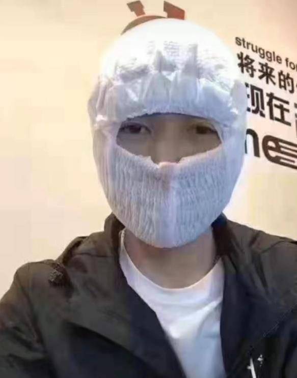 原创口罩千金难买为了御新冠病毒卫生巾戴上了嘴尿不湿套上了头