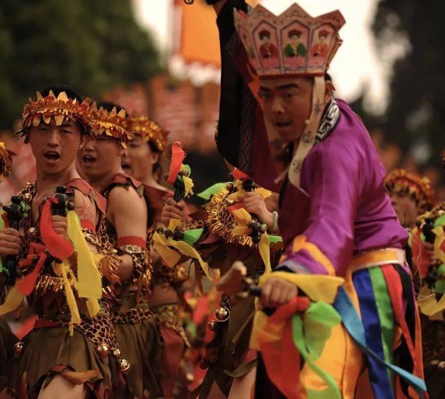 图说|土家梯玛祭祀时跳八宝铜铃舞,舞者左手持铜铃,右手持牛角刀,边唱