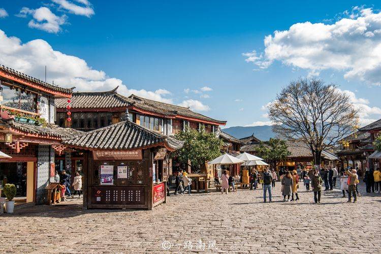 云南最特别的旅游胜地，分明是个广场却叫四方街，游客都爱去！
