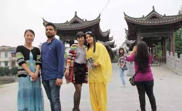 印度一家人来中国旅游，看到这一幕后愣住了：这真的是中国？