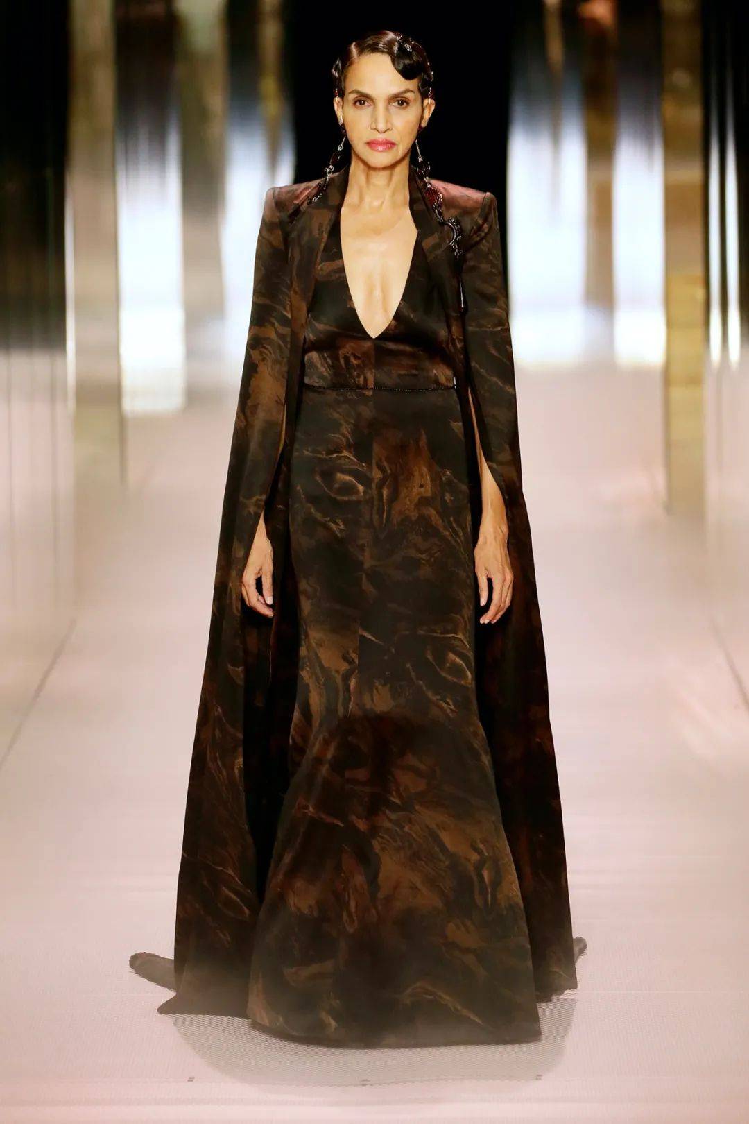 黛米·摩尔走秀的fendi2021高定秀她们为艺术站台