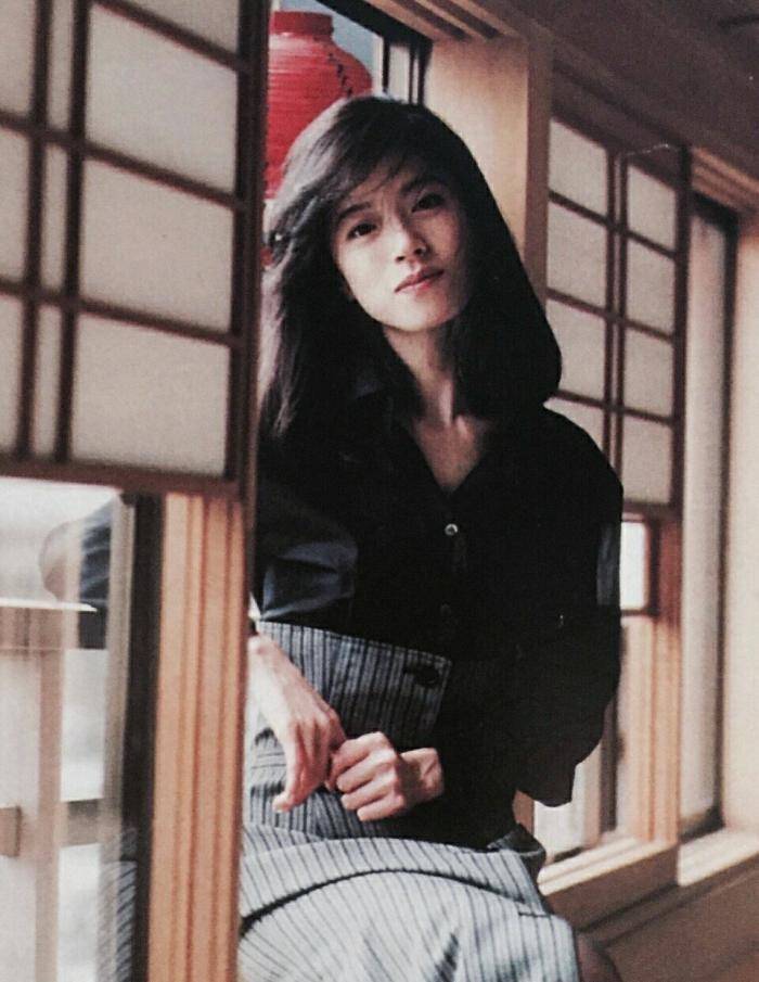 中森明菜年轻时好清纯,穿西装搭连衣裙脱俗,眉宇真像山口百惠