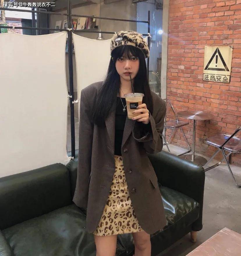 到底应不应该买很多漂亮衣服 6b442334876b4f5abf1469408ca5ec11.jpeg
